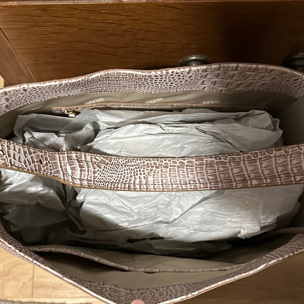 Brahmin Crocodile-Embossed Cream Shoulder Bag - Picture 4 of 8